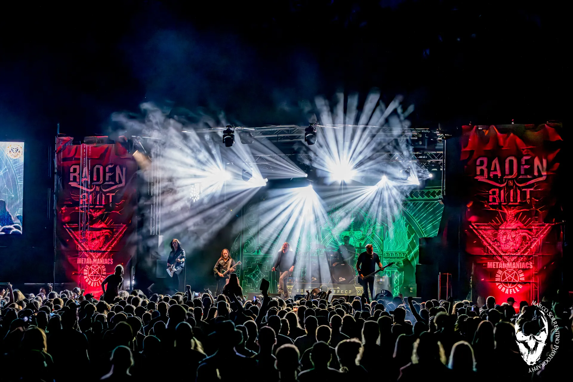 Weiße Scheinwerferstrahlen über einer Band auf der Baden-in-Blut-Bühne